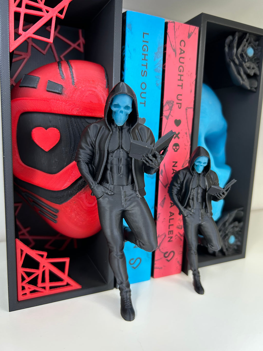 Dark Romance reader - Bookshelf decor