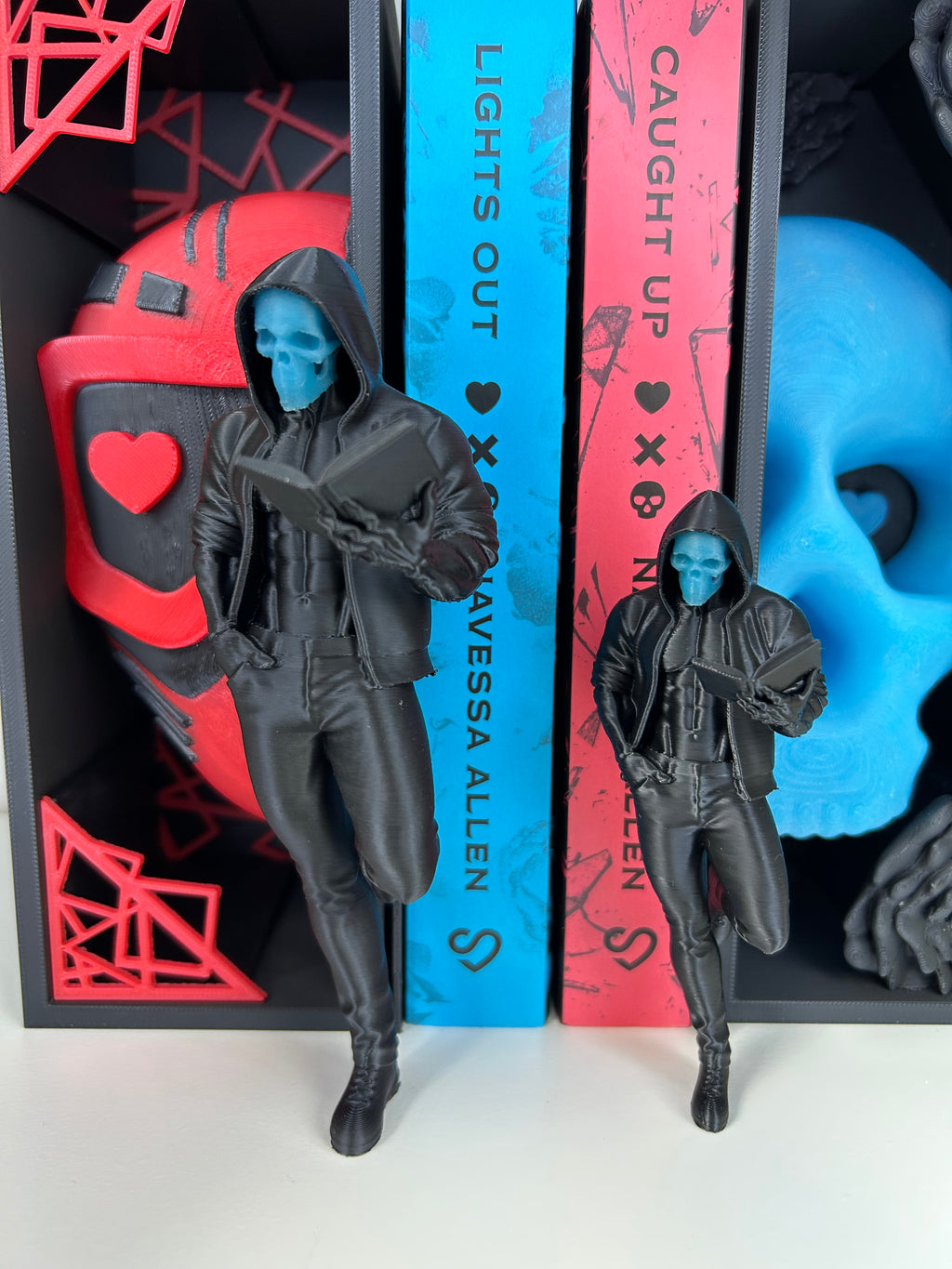 Dark Romance reader - Bookshelf decor