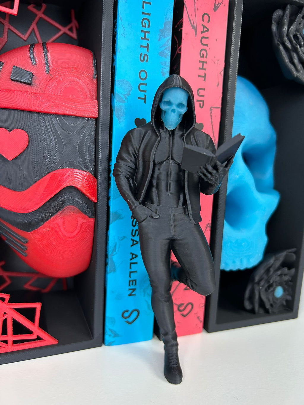 Dark Romance reader - Bookshelf decor