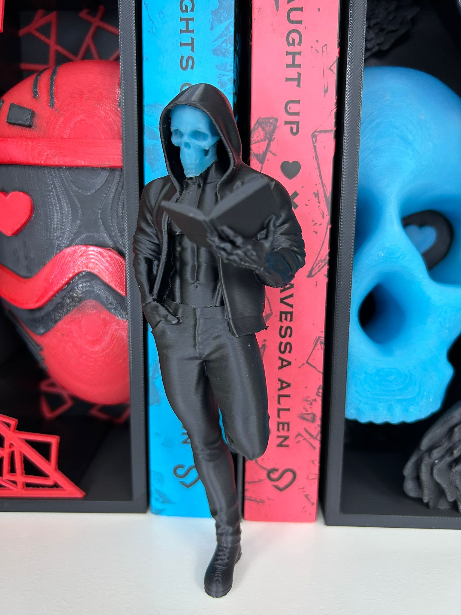 Dark Romance reader - Bookshelf decor