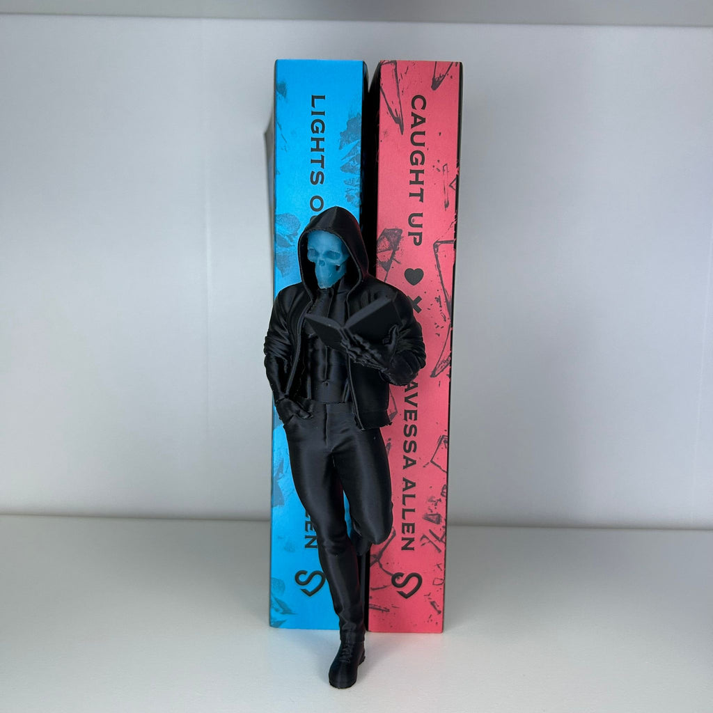 Dark Romance reader - Bookshelf decor